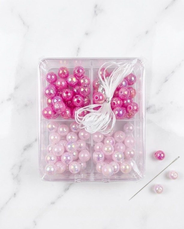 Růžové korálky na navlíkání