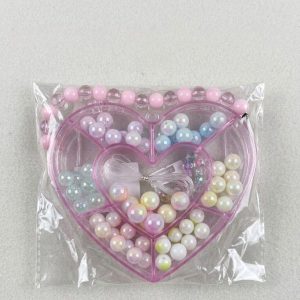 Korálky na navlíkaní ve tvaru srdce 1ks